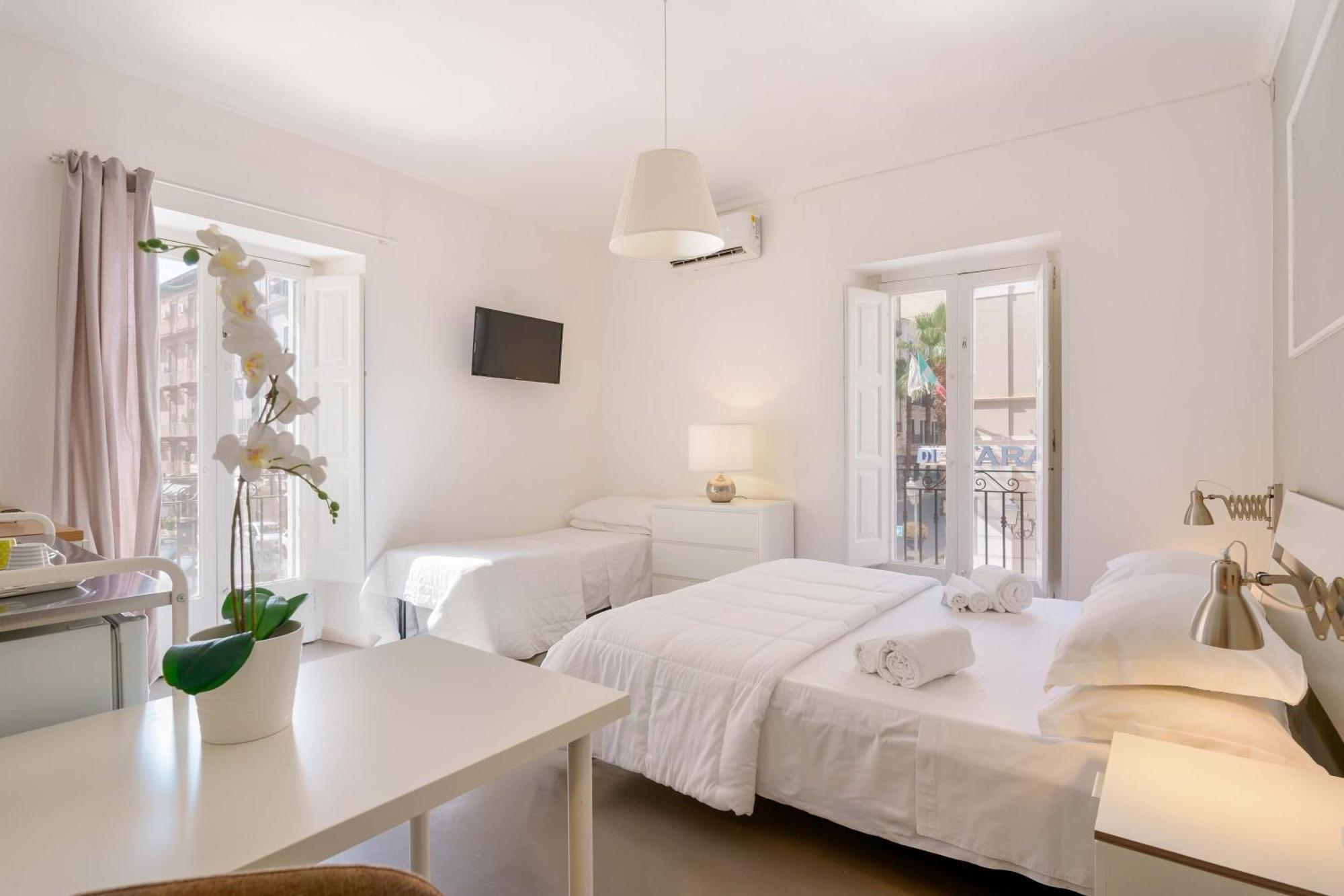 Palazzo Berardi Bed and Breakfast Taranto Exteriör bild
