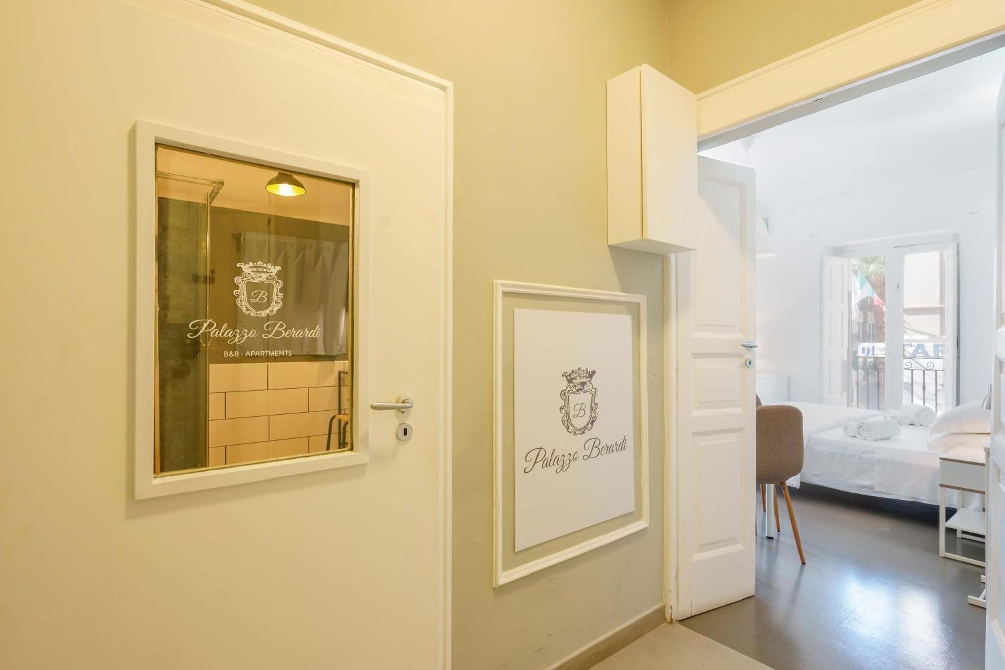 Palazzo Berardi Bed and Breakfast Taranto Exteriör bild