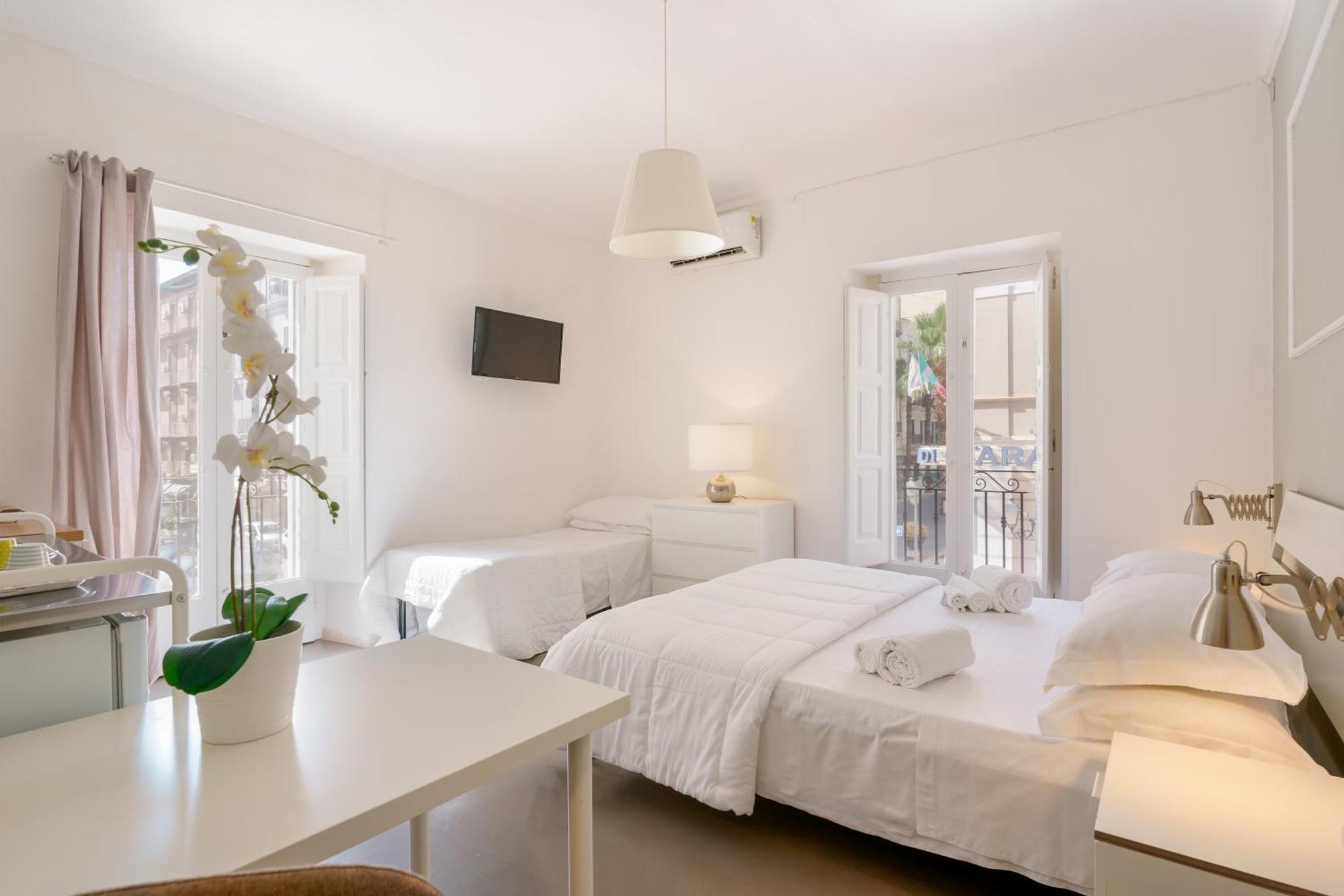 Palazzo Berardi Bed and Breakfast Taranto Exteriör bild